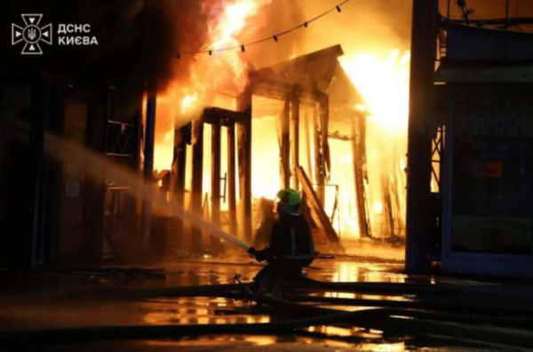 Наслідки нічних ударів по Києву показали рятувальники 14 Наслідки нічних ударів по Києву показали рятувальники 4