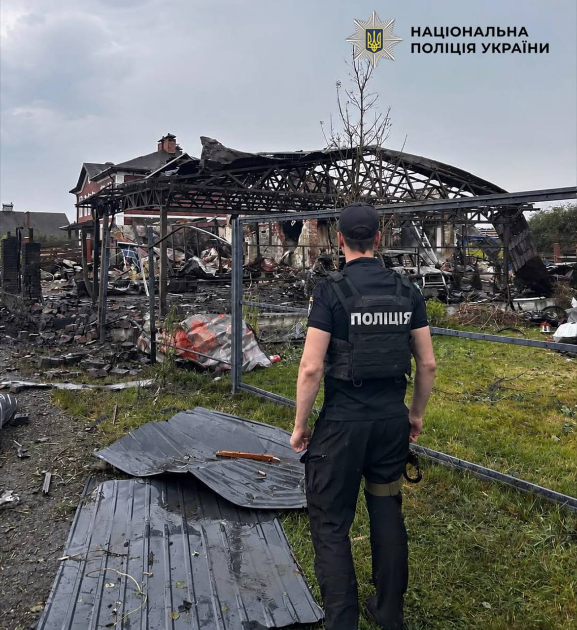 Уламки російських дронів зруйнували будинок на Київщині, спричинивши загибель директорки київського ліцею разом з чоловіком і онуком. 22