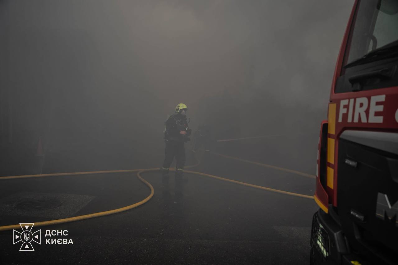 На Загорівській вулиці в Києві вдалося ліквідувати велику пожежу в бізнес-центрі. 16 На Загорівській вулиці в Києві вдалося ліквідувати велику пожежу в бізнес-центрі. 11