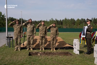 Нащадки першого лідера Організації українських націоналістів (ОУН), полковника Євгена Коновальця, були перепоховані на Національному військовому меморіальному комплексі (НВМК) на Київщині 18 серпня 2026 року