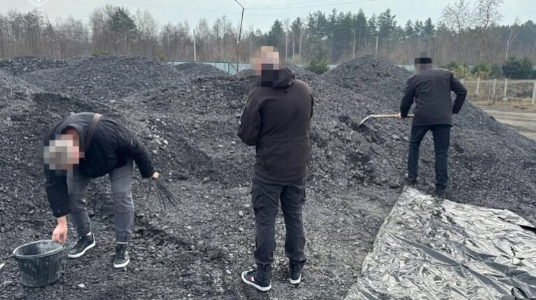 Підозри пред'явлено учасникам схеми з постачання неякісного вугілля для лікарень і шкіл 1 Підозри пред'явлено учасникам схеми з постачання неякісного вугілля для лікарень і шкіл 1