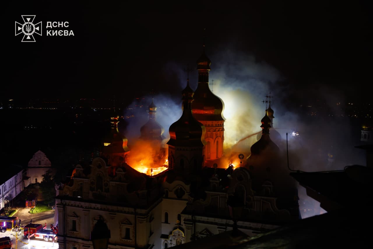 У столиці росіяни завдали шкоди храму на території Києво-Печерської обителі - спалахнула пожежа. 12