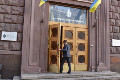 Голова Національного агентства з питань запобігання корупції Олександр Новіков заходить до будівлі Державного бюро розслідувань на допит як свідок у справі про можливі розкрадання попереднього керівництва НАЗК, Київ, 21 вересня 2020 року