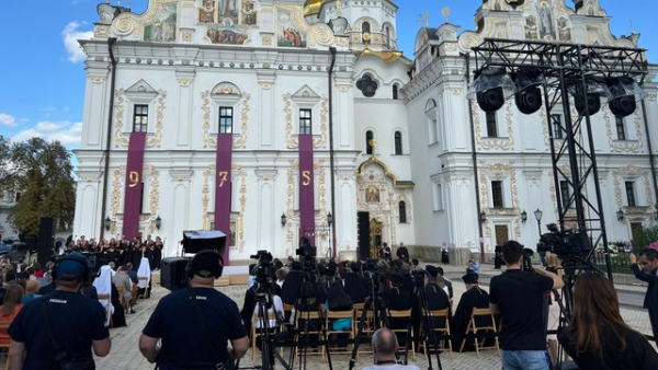 В Києві пройшла урочиста церемонія за участю держави та церкви, присвячена 975-річчю Києво-Печерської лаври. 25 Урочиста державно-церковна церемонія з нагоди 975-річчя Києво-Печерської лаври відбулася в Києві