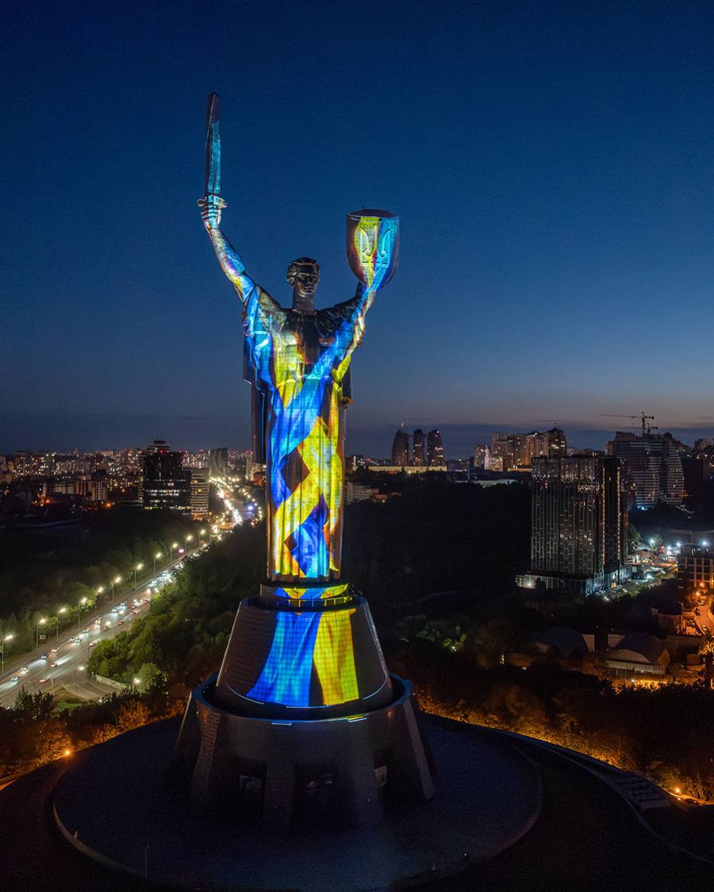 «Минуле в пам’яті»: монумент «Батьківщина-Мати» освітлено до роковин незалежності 11