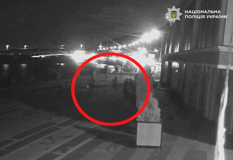 16- та 17-річних юнаків, які нападали на жінок на Подолі, затримали, застосувавши ніж та кастет. 3