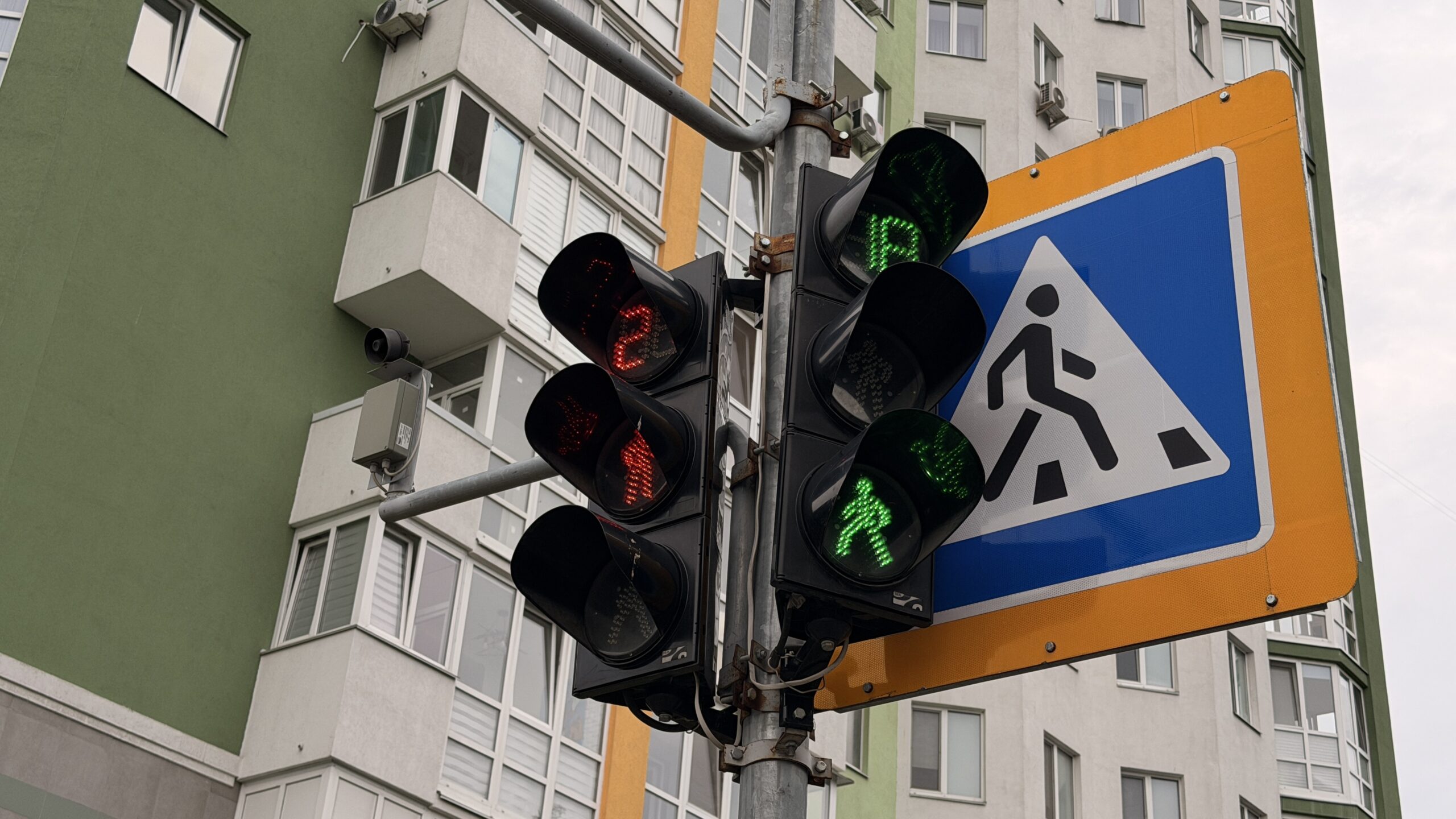 Аварія на Чоколівському проспекті: двоє загиблих, чотирьох постраждалих 12 У Києві вже 544 світлофори можуть працювати під час відключень світла