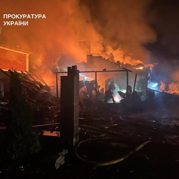 Уламки російських дронів зруйнували будинок на Київщині, спричинивши загибель директорки київського ліцею разом з чоловіком і онуком.