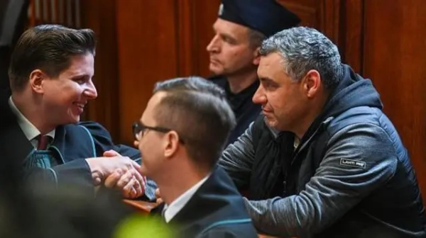 В Хорватії затримано українського плавця за підозрою в диверсії на російських газопроводах: ось що відомо 7 Volodymyr Zhuravlov and his lawyer Tymoteusz Paprocki shake hands after a Polish court ruled against his extradition to Germany.