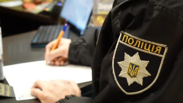 Правоохоронці Київської області з’ясовують деталі інциденту із жорстоким поводженням із дитиною, яка зірвала рослину з квітника.
