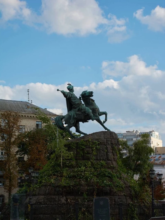 Пам'ятник Богдану Хмельницькому на Софійській площі звільнено від захисних споруд 6