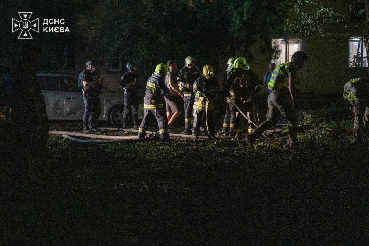 Наслідки нічного російського нападу зафіксовано в трьох районах столиці. 16 Наслідки нічного російського нападу зафіксовано в трьох районах столиці. 11