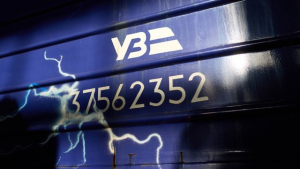 Затримка руху поїздів по всій Україні через нічну ворожу атаку становить понад 12 годин.