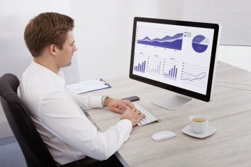 Навіть невелика виплата викликатиме сумніви: які суми банки почнуть перевіряти 9 банківський працівник