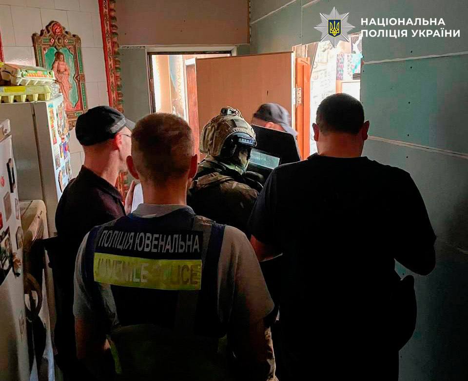 16- та 17-річних юнаків, які нападали на жінок на Подолі, затримали, застосувавши ніж та кастет. 12 16- та 17-річних юнаків, які нападали на жінок на Подолі, затримали, застосувавши ніж та кастет. 9