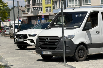 Штраф 680 гривень та евакуатор: автомобіль, припаркований біля під'їзду або на зеленій зоні, буде вилучено. 8 Евакуатор забирає авто на оновленій вулиці Залізничній у Львові