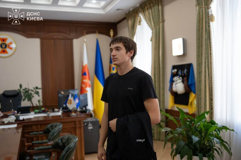 У Києві відзначили 18-річного Івана Захарчука за порятунок людей після удару ракети по житловому будинку. 31 У Києві відзначили 18-річного Івана Захарчука за порятунок людей після удару ракети по житловому будинку. 16