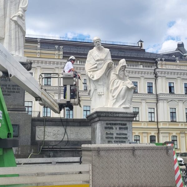 Пам’ятники княгині Ользі та просвітителям Кирилу та Мефодію “викупили” на Михайлівській площі