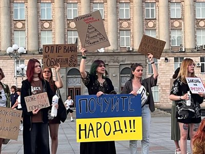 У Києві та регіонах триває протестна хода через звільнення Михайла Федорова з Міноборони