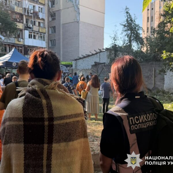 Рятувальники витягли з-під уламків жінку, кількість жертв у столиці зросла до 13 осіб.