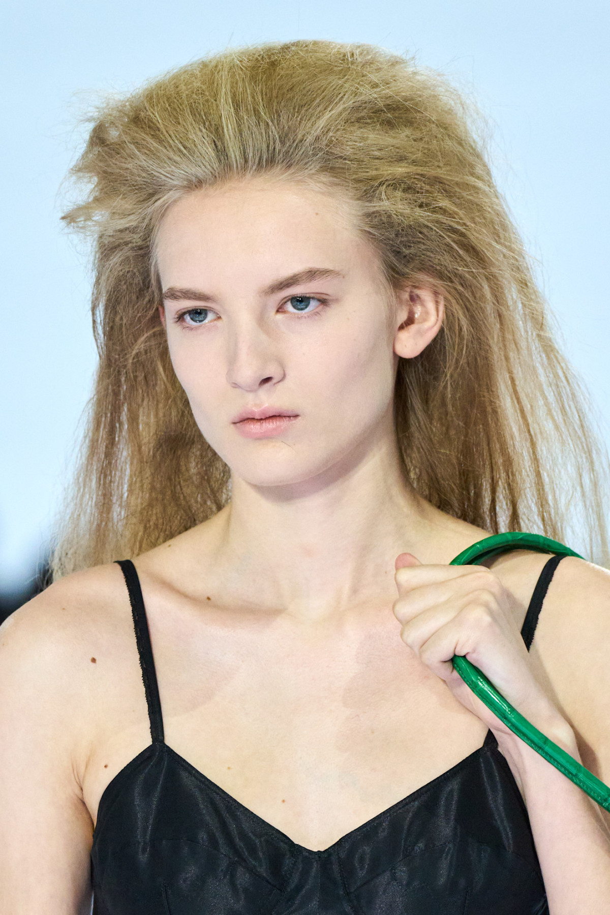 Prada SS27: краса крихкості й недосконалості в макіяжі 11 Prada SS27: краса крихкості й недосконалості в макіяжі2
