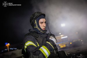 Як рятувальники Хмельниччини долають наслідки російських атак 12
