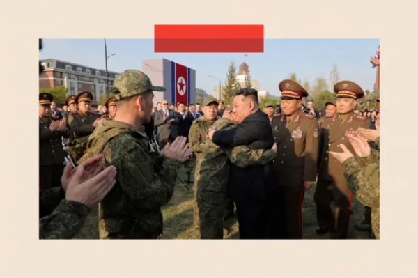 Лідер Північної Кореї Кім Чен Ин вітає військовослужбовців під час церемонії відкриття Меморіального музею