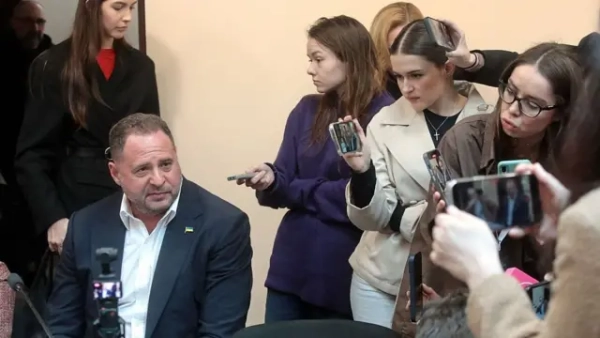 Єрмак сидить у залі суду, поряд із ним журналісти