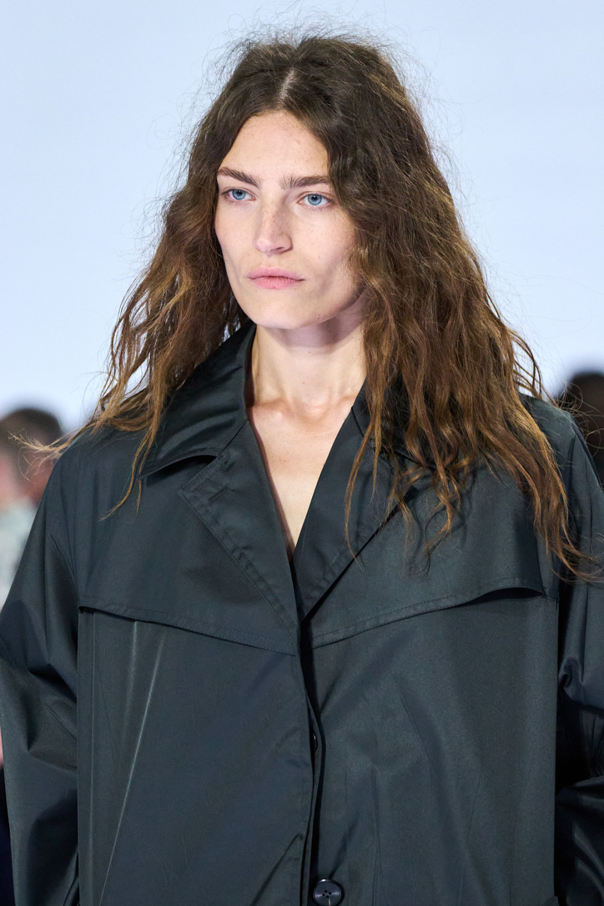 Prada SS27: краса крихкості й недосконалості в макіяжі 16 Prada SS27: краса крихкості й недосконалості в макіяжі7