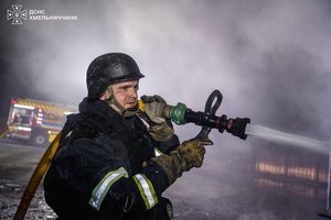 Як рятувальники Хмельниччини долають наслідки російських атак 16