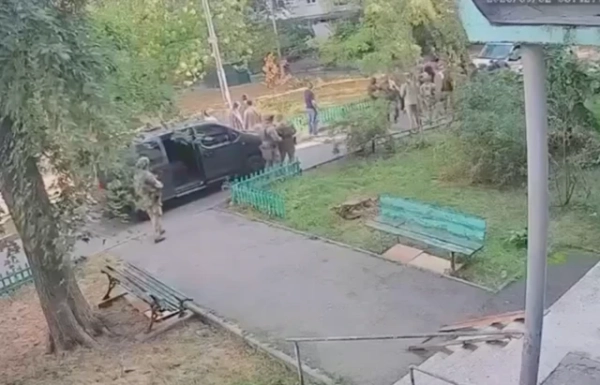 Представники силових структур у дворі Києва 