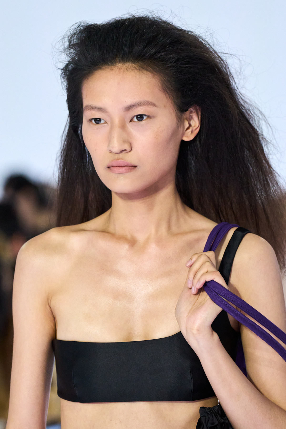 Prada SS27: краса крихкості й недосконалості в макіяжі 13 Prada SS27: краса крихкості й недосконалості в макіяжі4