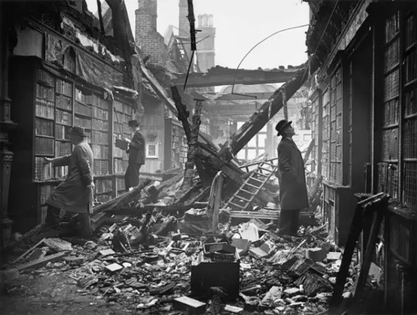 Ранок в бібліотеці в Кенсингтоні, Лондон, осінь 1940