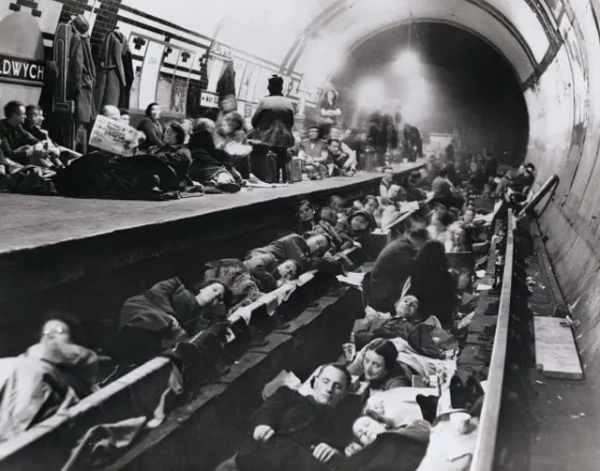 Станція лондонського метро під час Бліцу, довтень 1940