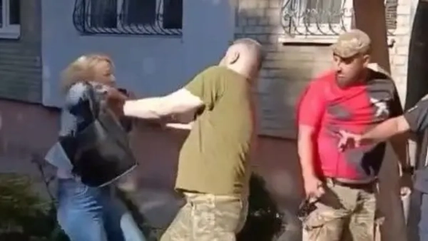 Співробітники ТЦК пояснили конфлікт у Львові: двері виламали, жінку “кинули”