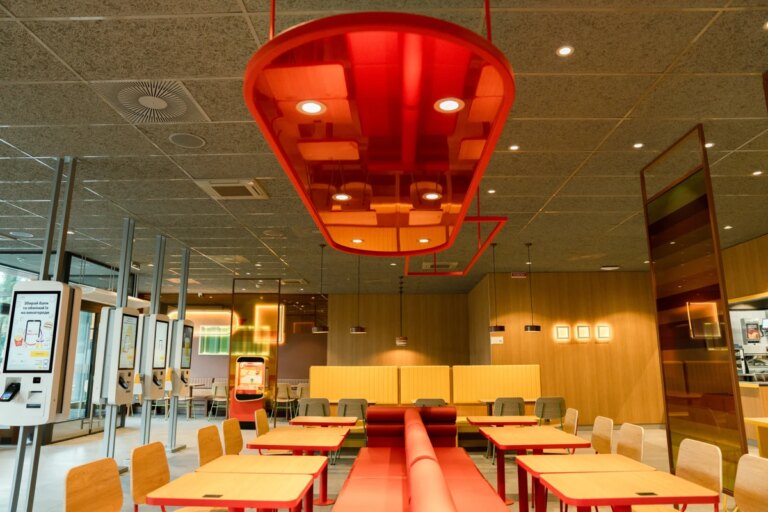 McDonald's запалив двері в Буковелі 7