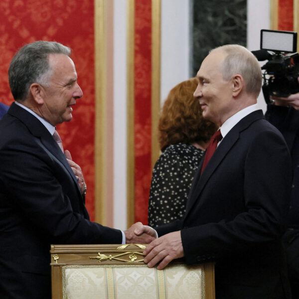 Путін приймає посланців Трампа, але миру не прагне