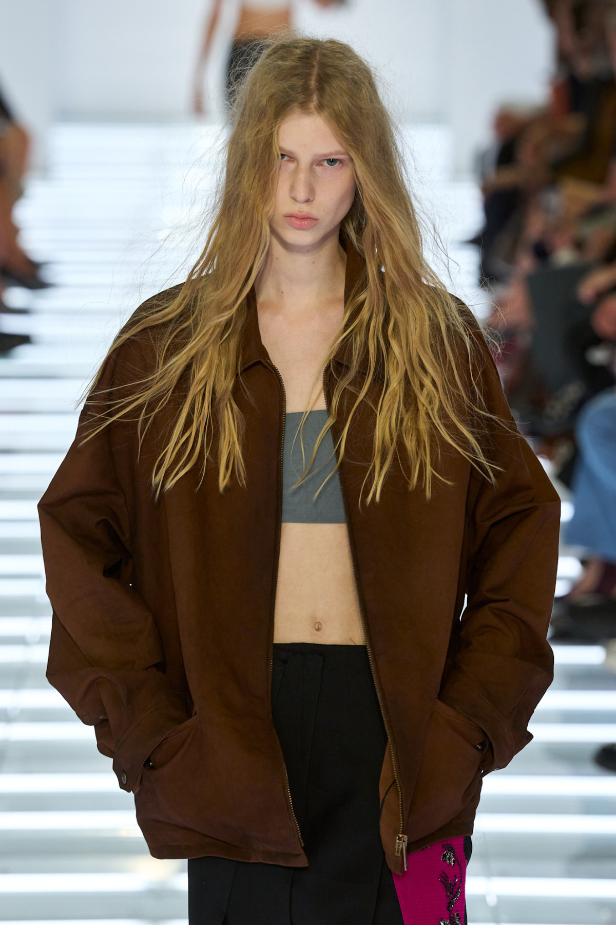 Prada SS27: краса крихкості й недосконалості в макіяжі 10 Prada SS27: краса крихкості й недосконалості в макіяжі1