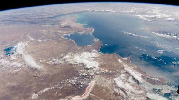 Каспійське море на межі катастрофи: боєприпаси для війни та надмірне споживання води руйнують його.
