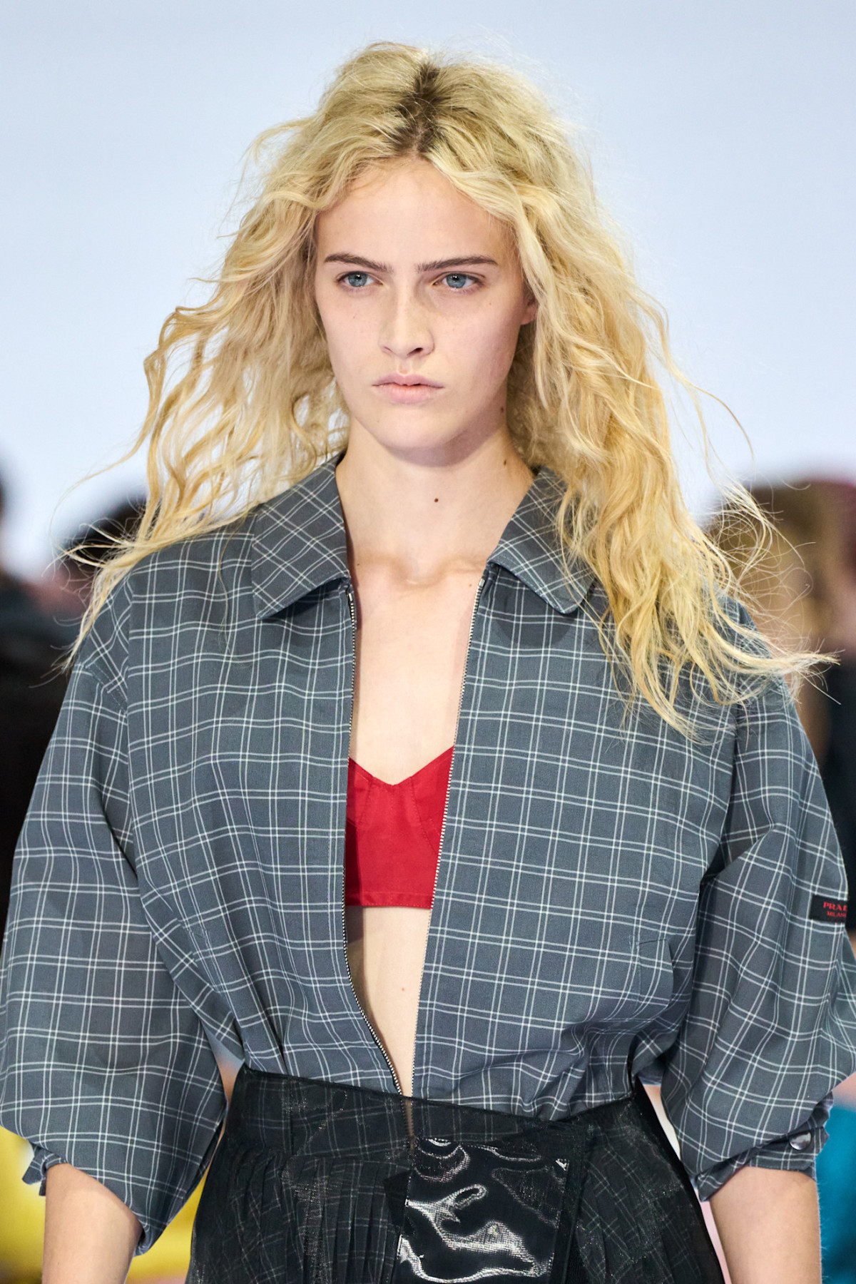 Prada SS27: краса крихкості й недосконалості в макіяжі 14 Prada SS27: краса крихкості й недосконалості в макіяжі5