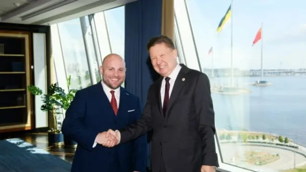 Голова "Газпрому" Олексій Міллер (праворуч) та речник AfD з питань зовнішньої політики Маркус Фронмаєр.