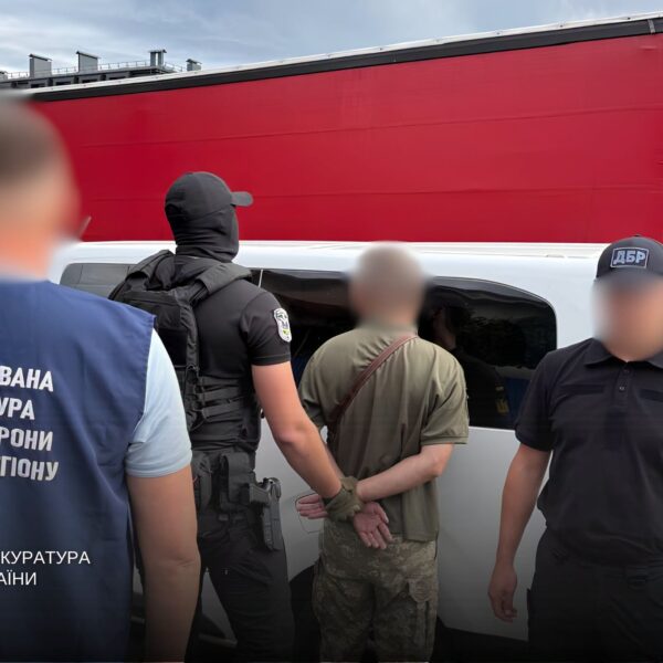 Закарпаття: Військовослужбовця ТЦК викрили на гарячому під час отримання хабаря