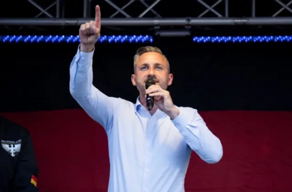 Ульріх Зігмунд, головний кандидат ультраправої партії "Альтернатива для Німеччини", виступає на передвиборчому мітингу 24 серпня 2026 року