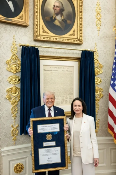 Марія Коріна Мачадо та Дональд Трамп із грамотою про Нобелівську премію миру у Білому домі