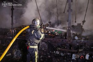 Як рятувальники Хмельниччини долають наслідки російських атак 14