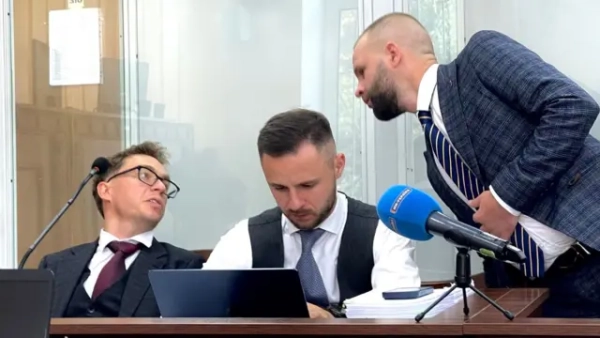 Адвокати Ірини Мужрої Артем Крикун-Труш, Вʼячеслав Коломійчук та Павло Гончаренко під час судового засідання 2 вересня 2026 року