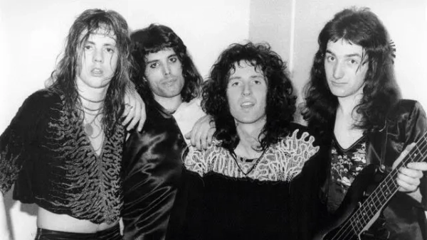 Queen у 1973 році після виступу в County Ballroom у Тонтоні в графстві Сомерсет