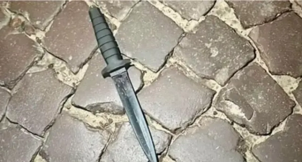ніж на бруківці