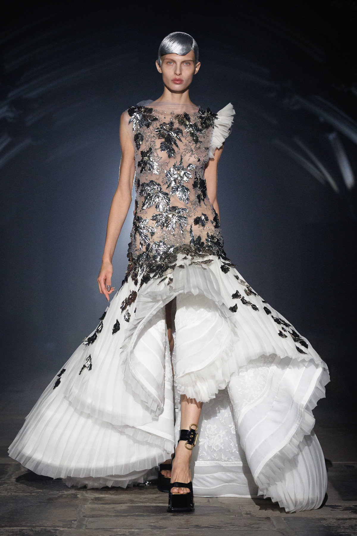 Alexander McQueen 2001: феєричне повернення культових образів3