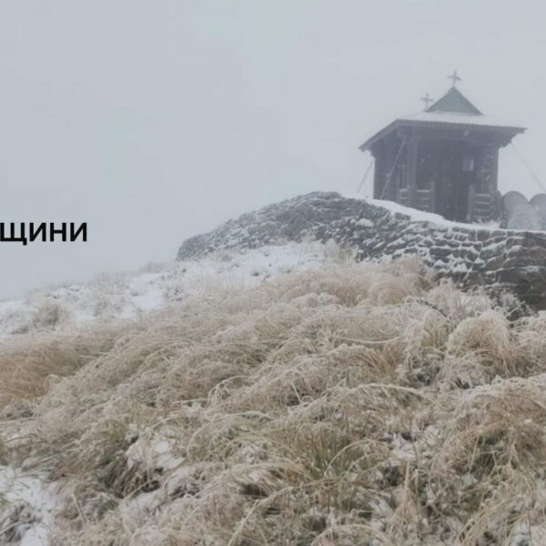 Перший сніг на Чорногірському хребті: Як виглядає вершина Піп Іван після перших заморозків